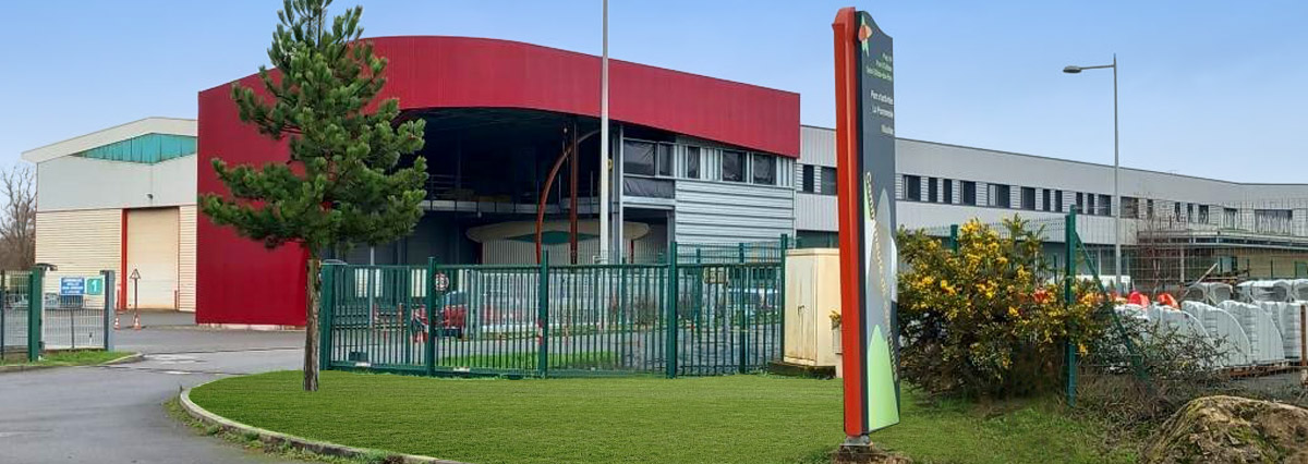 2008, le bÃ¢timent offre 4500mÂ² dont 3900mÂ² d'atelier
